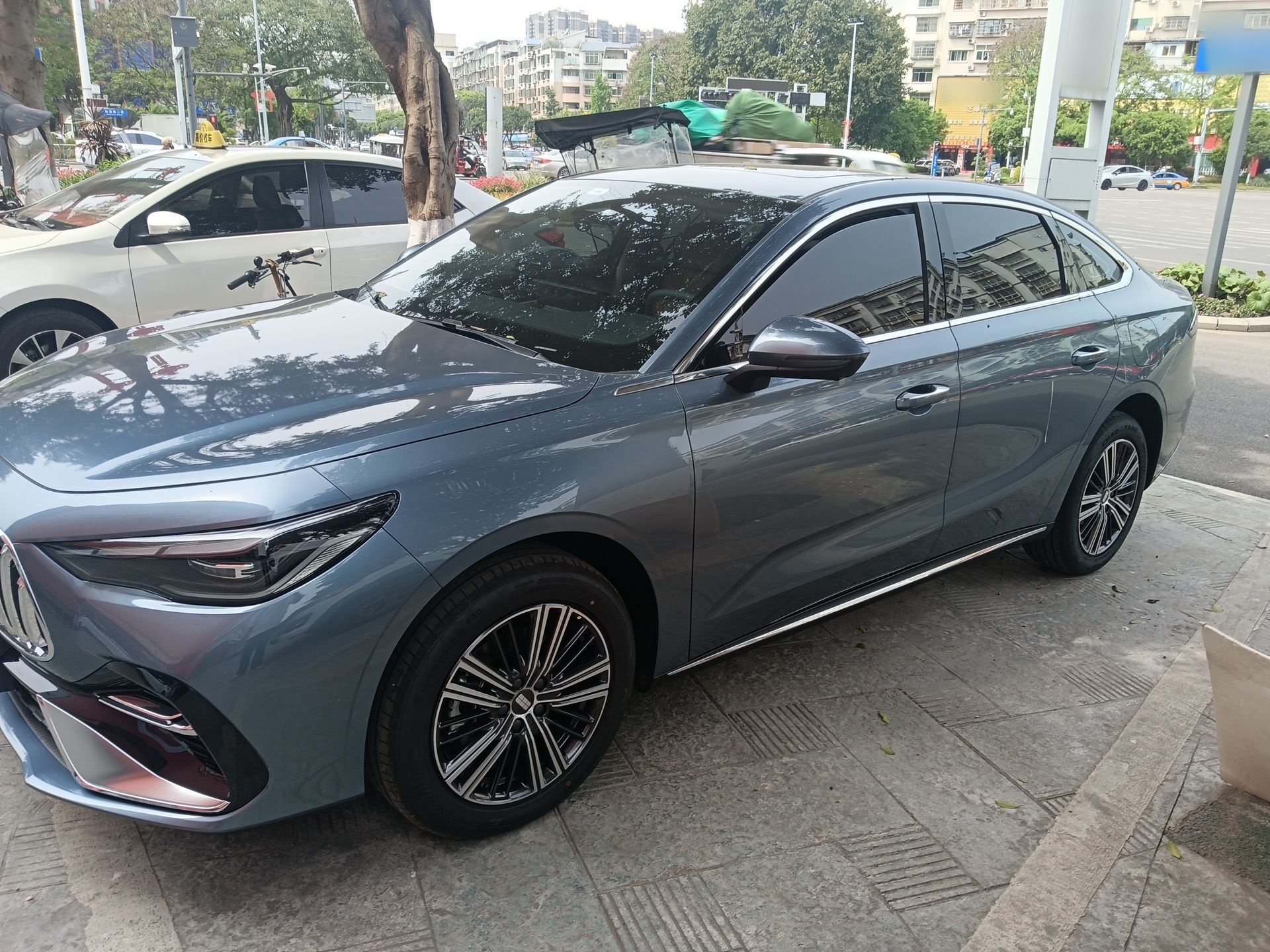 Под передней частью автомобиля