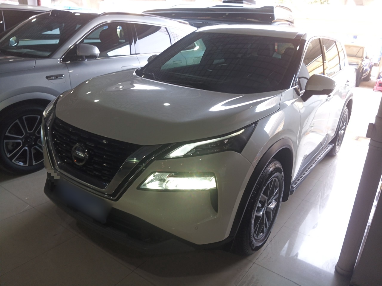 تحت مقدمة السيارة