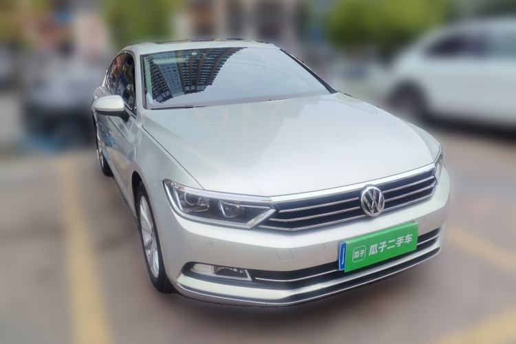 Used Volkswagen Magotan 2018 330TSI DSG Advanced Model Front Right 45 Deg