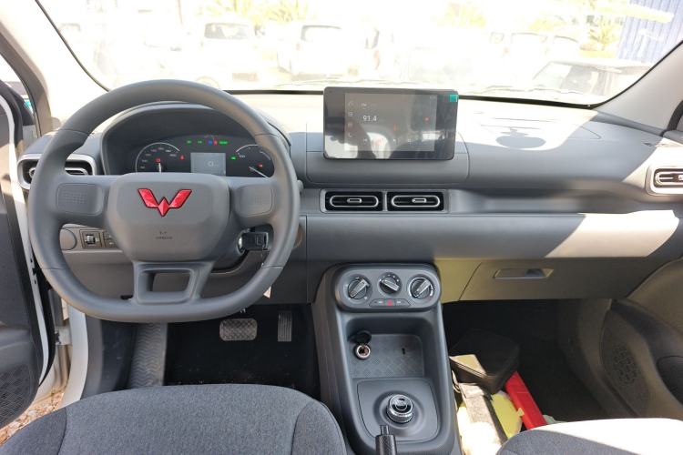 Used Wuling Hongguang New Energy 2025 Extended-Range Hybrid 50 km Standard Version Center Console