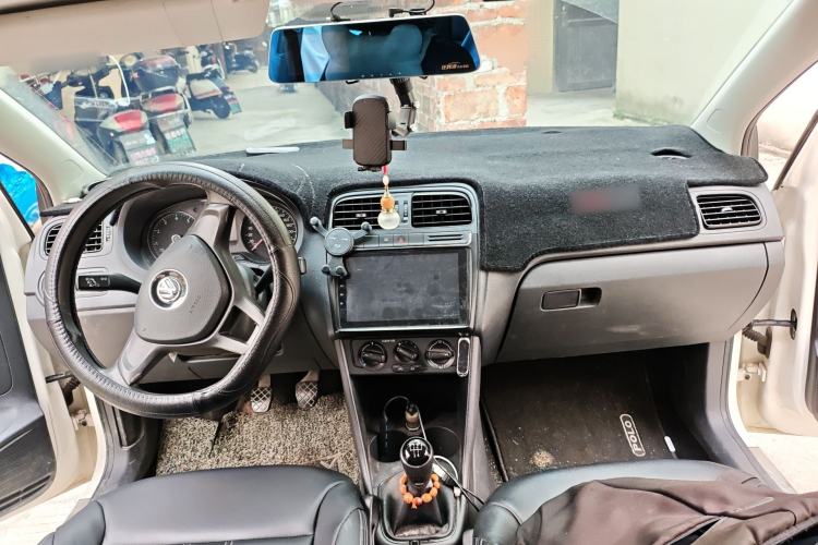 Used Volkswagen Polo 2016 1.4L Manual Fashion Model Center Console