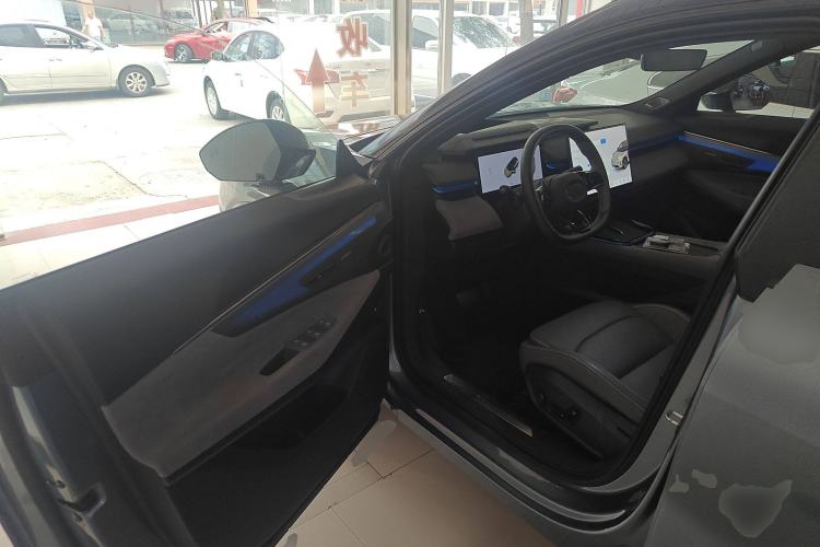 Used Lynk & Co 08 EM-P 2025 220 km All-Wheel-Drive Performance Halo Driver Seat