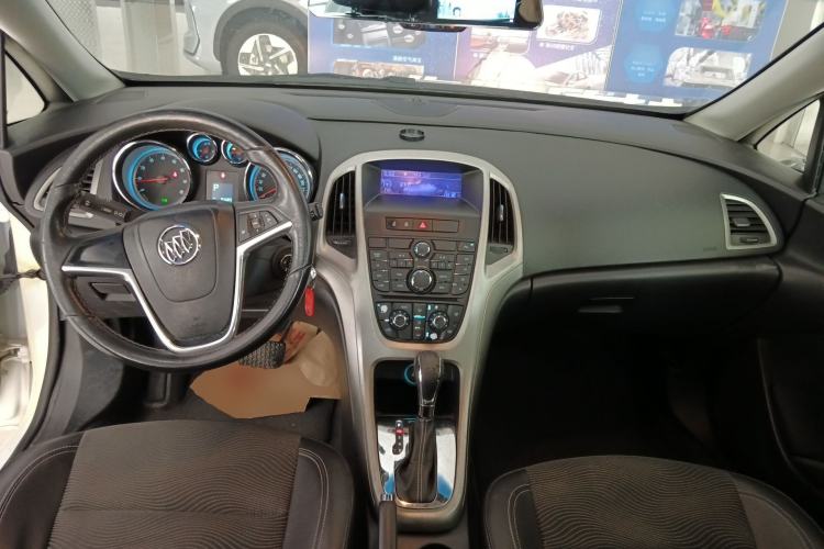 Used Buick GT 2010 XT 1.8L Automatic Fashion Edition Center Console