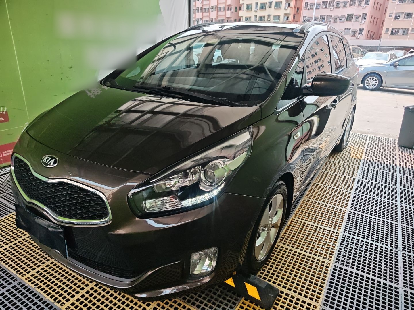 تحت مقدمة السيارة