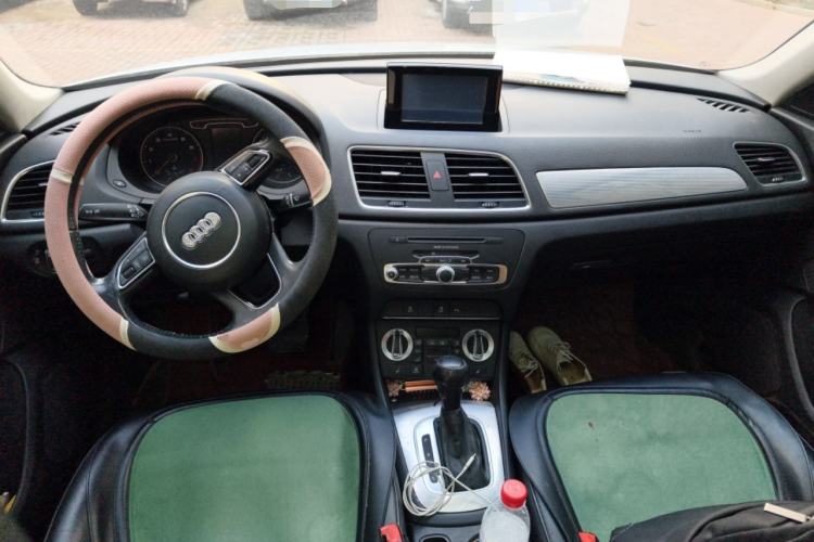 Used Audi Q3 2015 35 TFSI Comfort Model Center Console