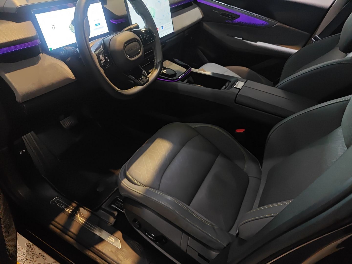 المقاعد الأمامية داخل السيارة