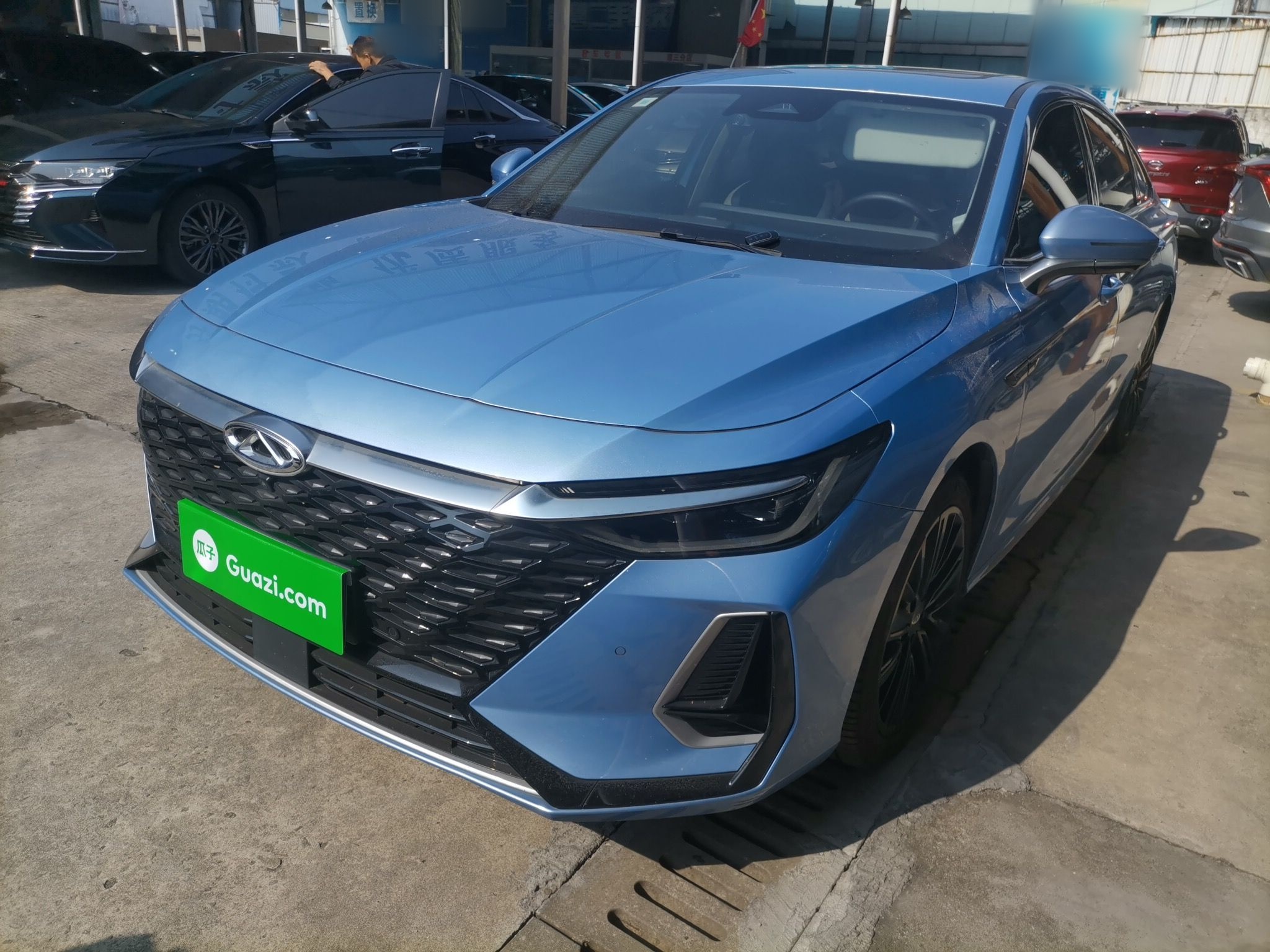 تحت مقدمة السيارة