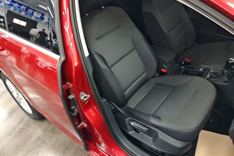 Used Volkswagen Golf 2017 1.6L Automatic Comfort Million-Vehicle Anniversary Edition Right Front Seat