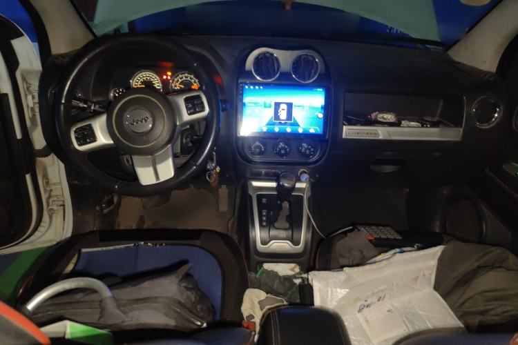 Used Jeep Compass 2014 Revised Version 2.4L Four-Wheel Drive Comfort Edition Center Console