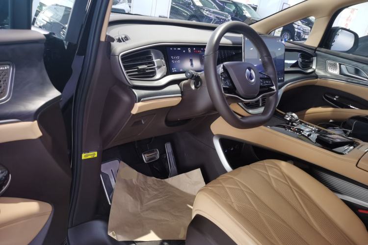 Used Denza D9 2025 DM-i Smart Drive 1020 Four-Wheel Drive Deluxe Model
