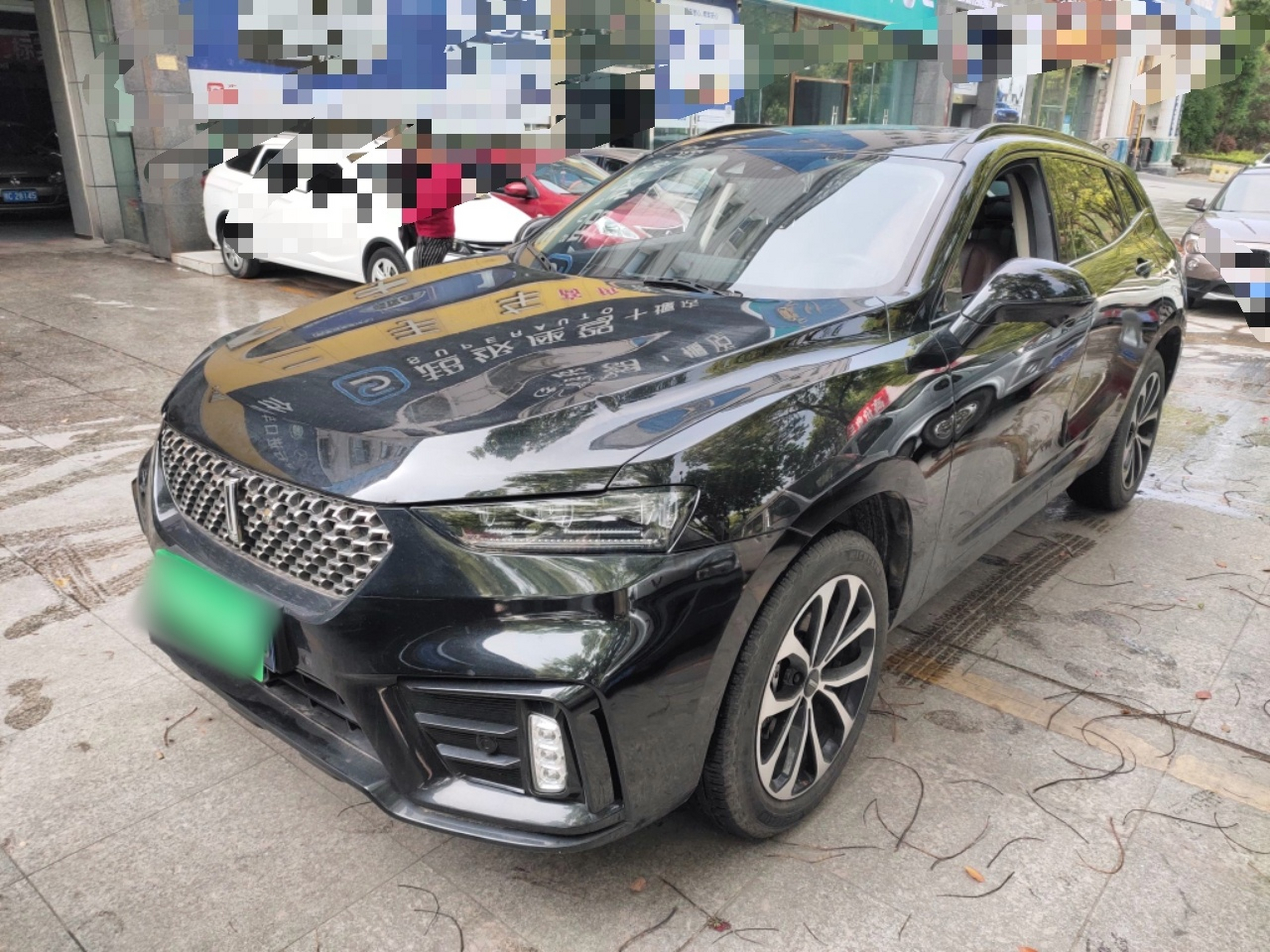 Под передней частью автомобиля