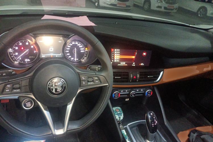 Used Alfa Romeo Giulia 2017 2.0T 200HP Luxury Edition
