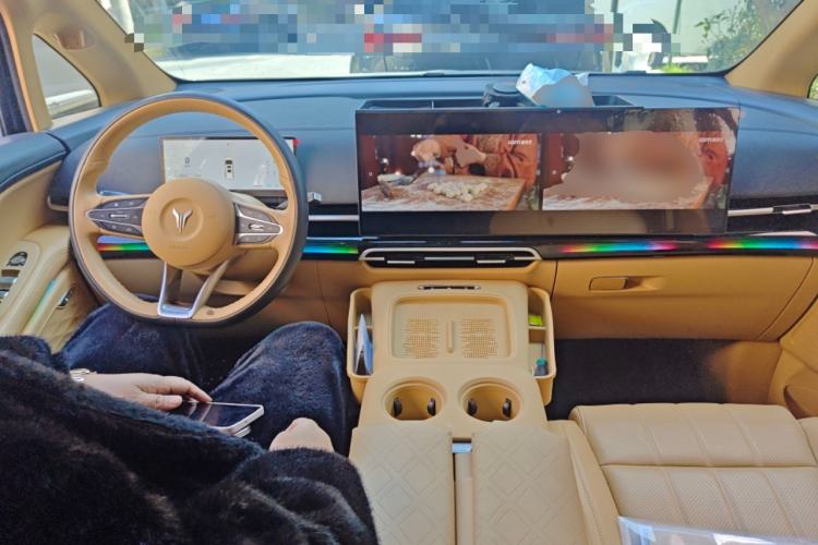 Used VOYAH Dream 2025 PHEV Four-Wheel Drive Excellence Kunpeng Edition Center Console