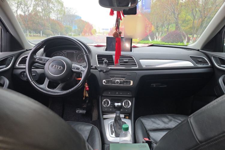 Used Audi Q3 2015 35 TFSI quattro Comfort model Center Console