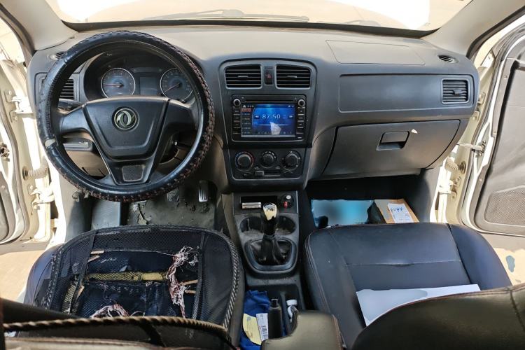 Used Dongfeng Fengon 330 2016 1.5L Manual Enjoyment Model DK15 Center Console