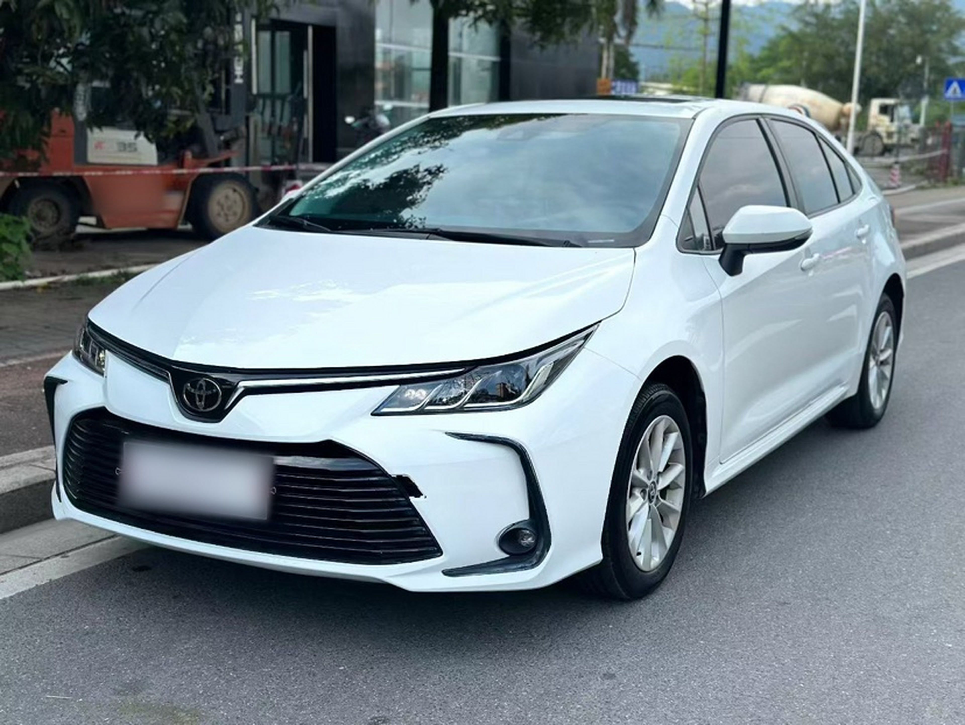 Под передней частью автомобиля