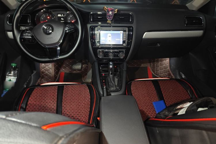 Used Volkswagen Sagitar 2017 230TSI Automatic Comfort Version Center Console