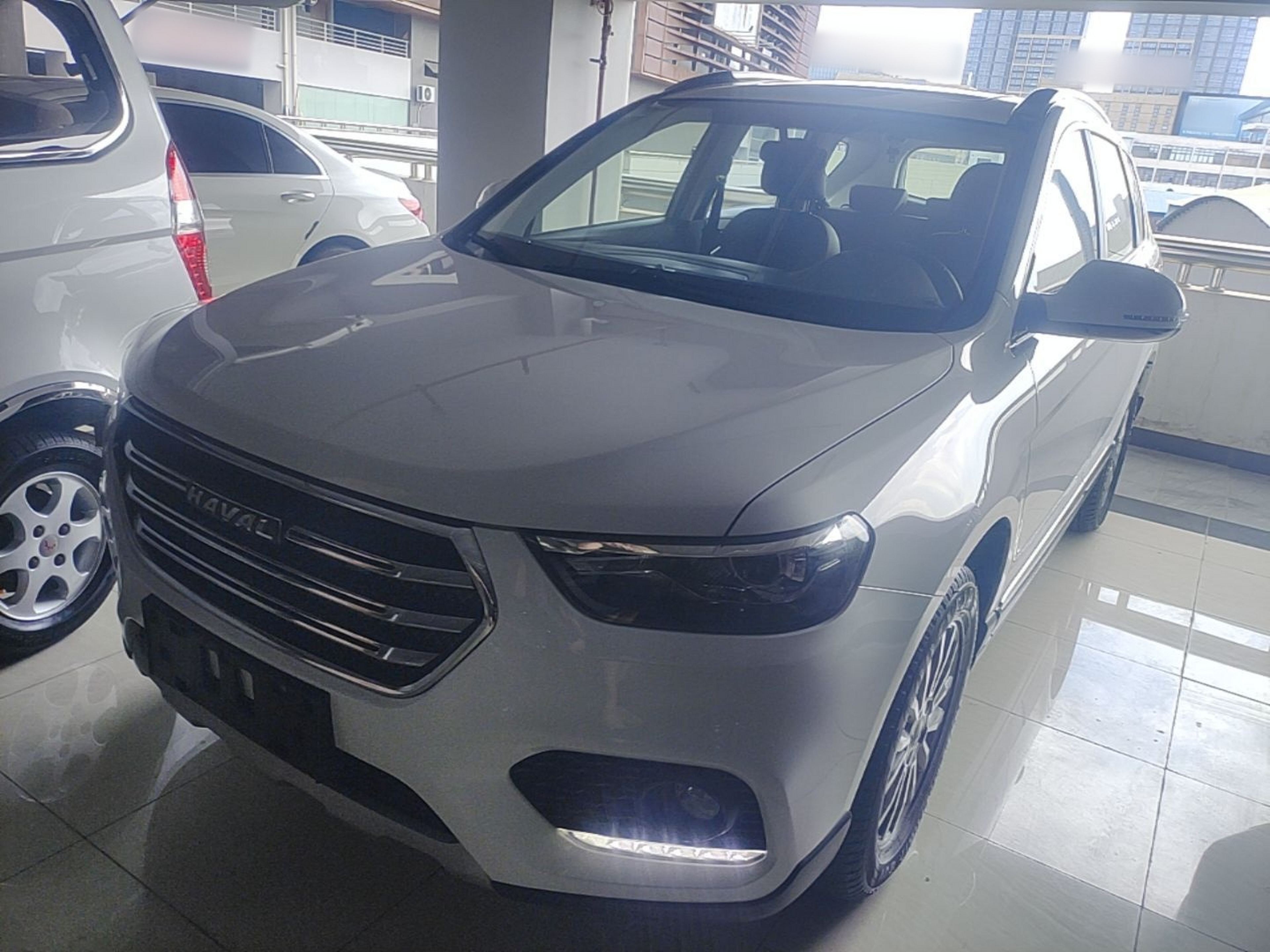 Sob a frente do carro