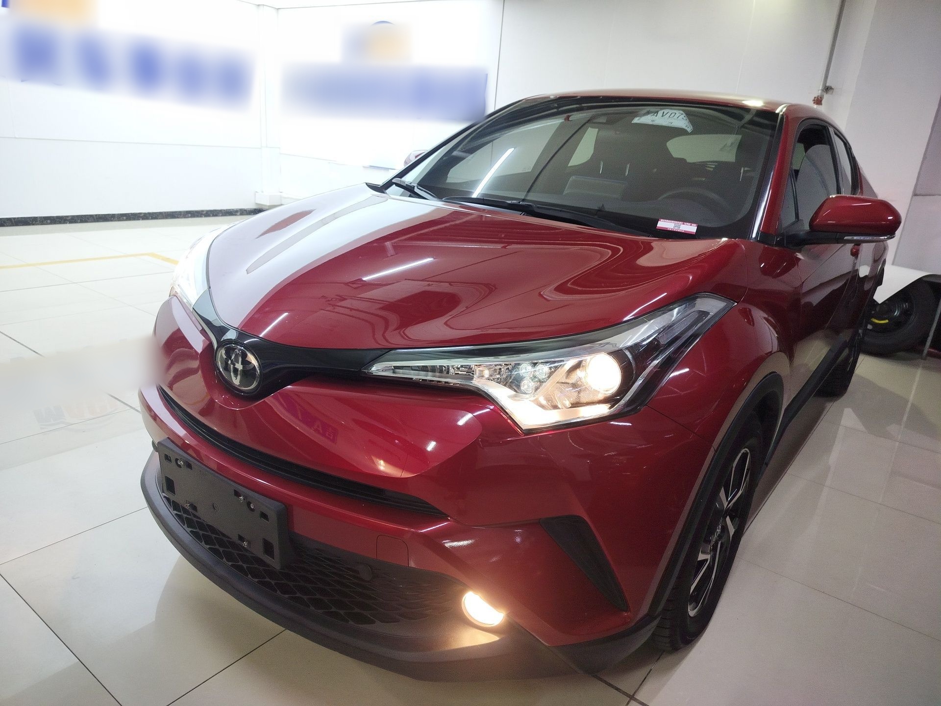 تحت مقدمة السيارة