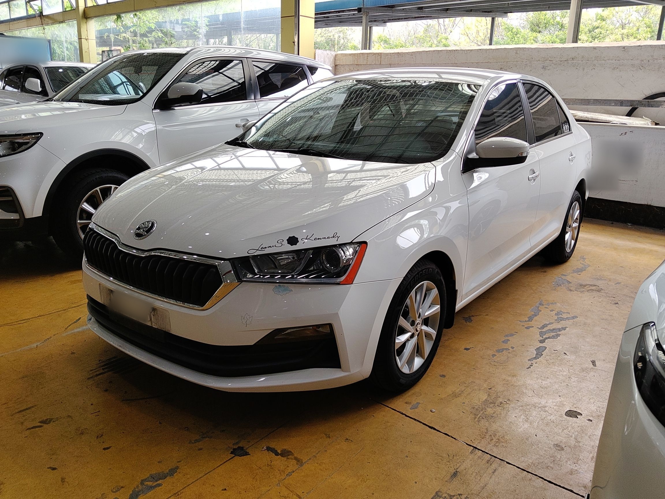 تحت مقدمة السيارة