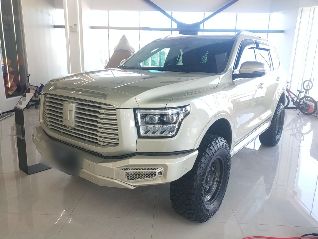 Под передней частью автомобиля