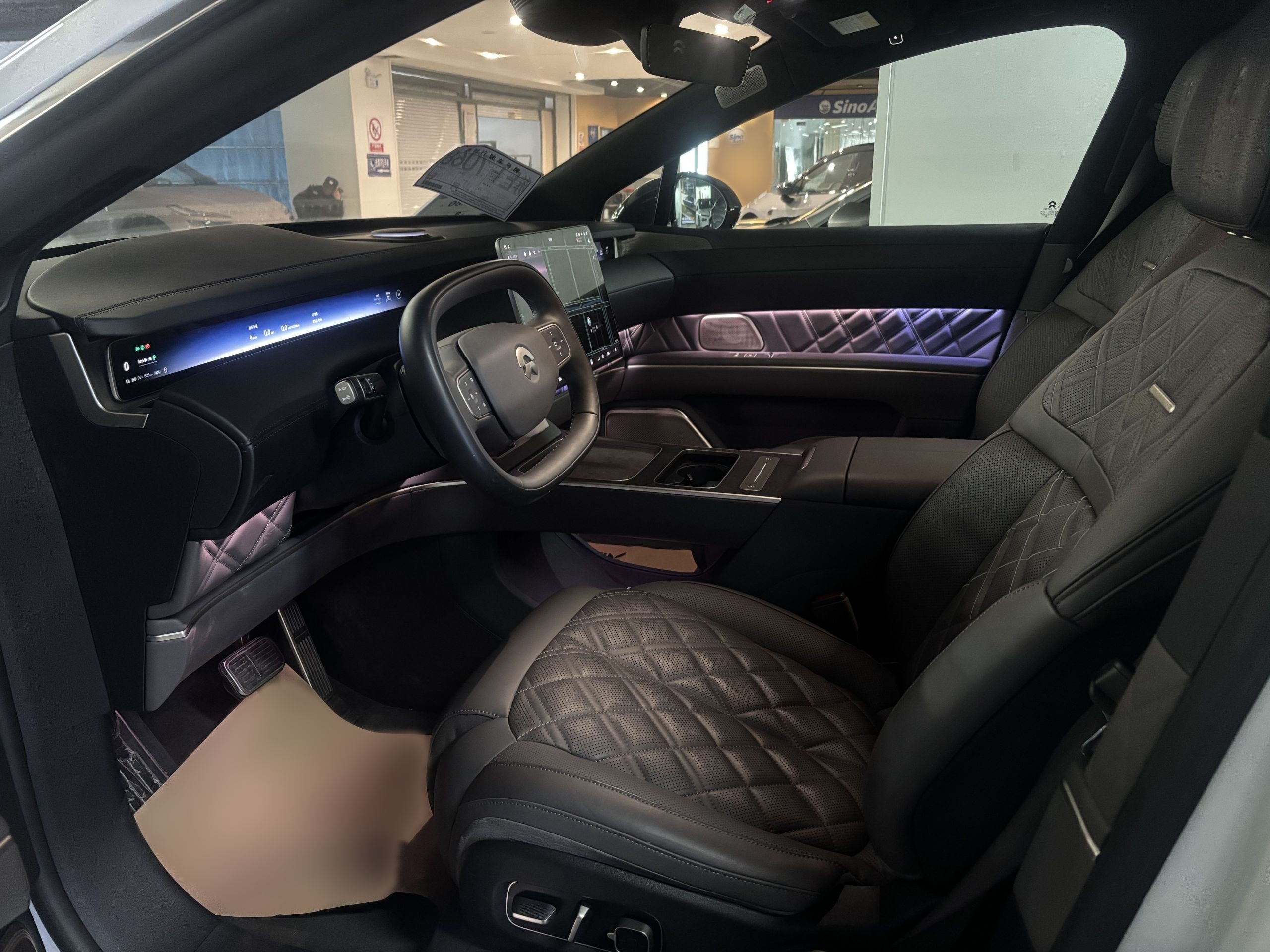 المقاعد الأمامية داخل السيارة