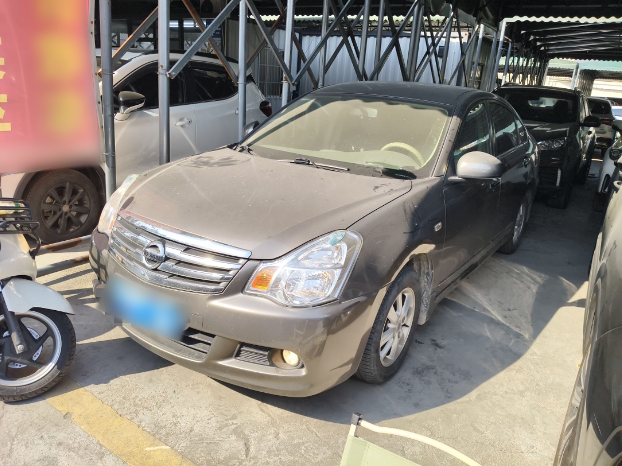 Под передней частью автомобиля