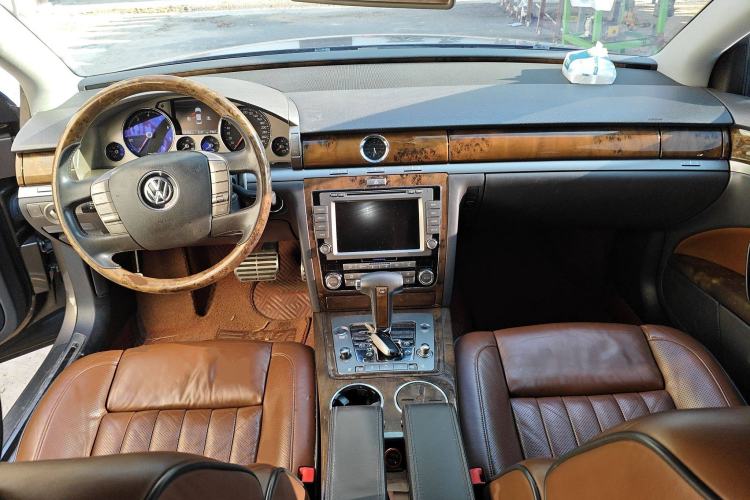 Used Volkswagen Phaeton 2011 4.2L V8 4-seat Extended-Range Individual Edition Center Console