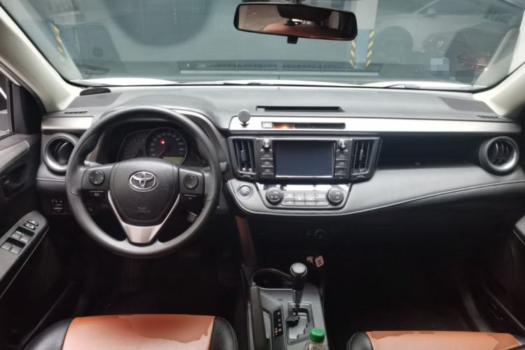 Used Toyota RAV4 2019 2.0L CVT Two-Wheel Drive Luxury Version China VI Standard Center Console