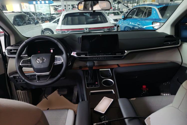 Used Toyota SIENNA 2024 2.5L Hybrid Comfort Edition Center Console