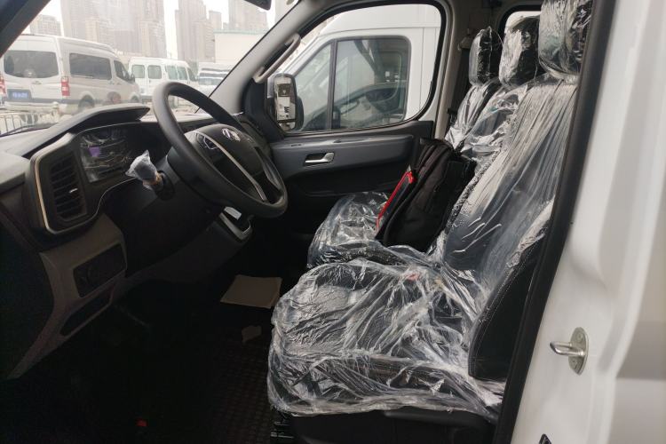 Used SAIC MAXUS Xintu V80 2024 Aotong Value Edition 6AMT Short Wheelbase Ultra-Low Roof 127 Ps 5/6 Seats
