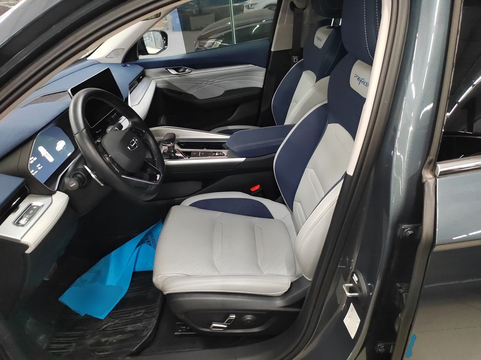 Переднее сиденье в автомобиле