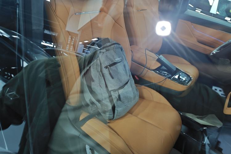 Used Geely Galaxy LEVC L380 2024 140-Degree 6-Seater All-Wheel-Drive Ultra Right Front Seat