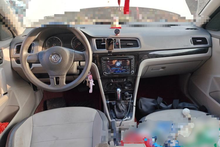 Used Volkswagen Gran Lavida 2014 1.6L Automatic Sport Edition Center Console