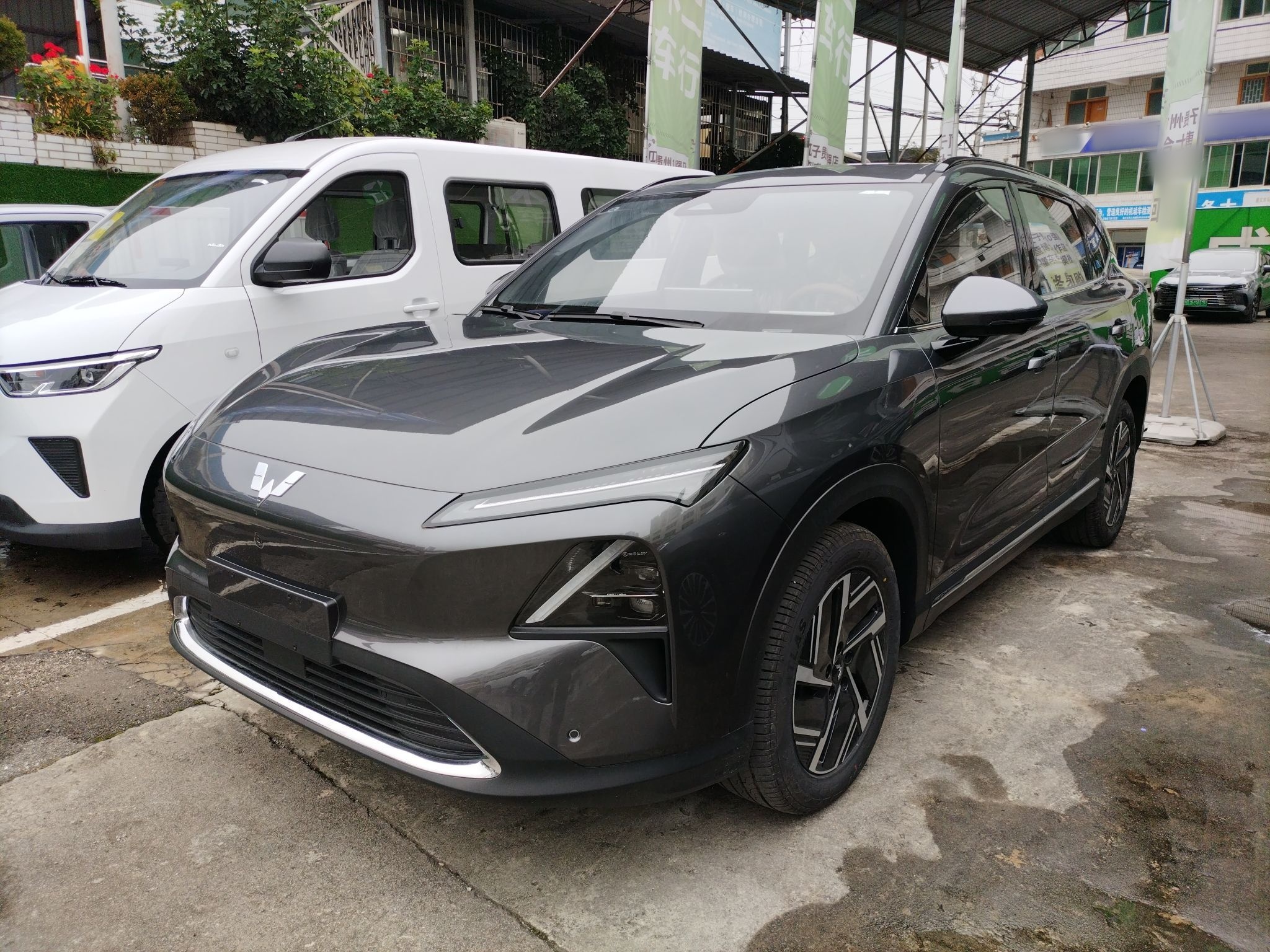 Под передней частью автомобиля