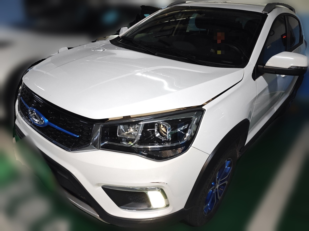 Под передней частью автомобиля