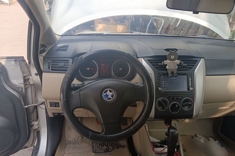 Used Venucia R50 2013 1.6L Automatic Fashion Edition Steering Wheel