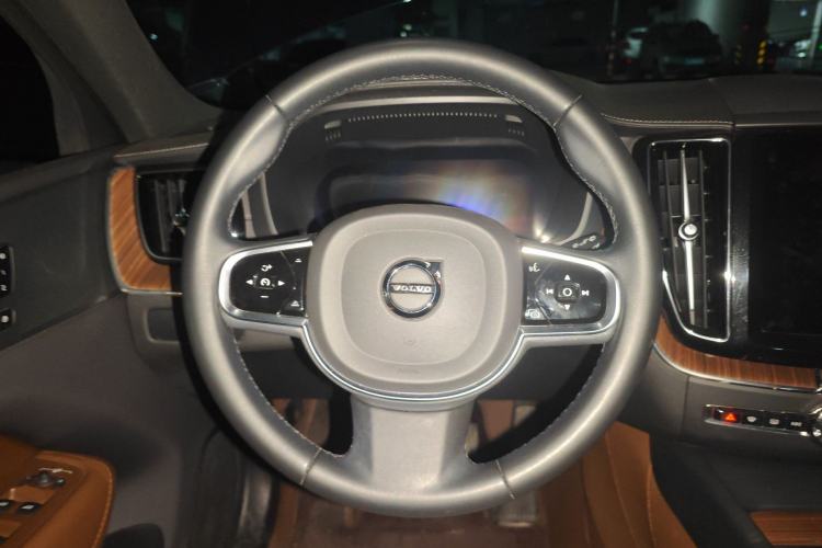 Used Volvo XC60 2024 B5 4x4 Smart Luxury Edition Steering Wheel