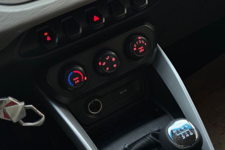 Used Baojun 510 2017 1.5L manual Comfort trim Interior 4