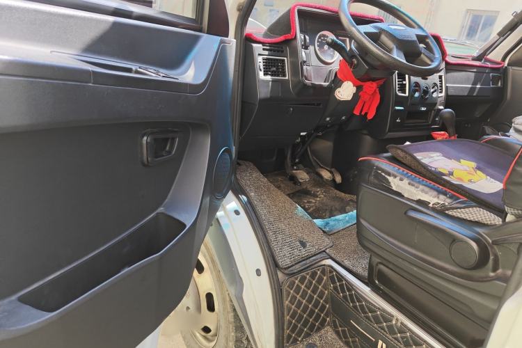 Used Iveco Daily 2021 2.5T A35 M1 Passenger Van 5-9 Seater Short Wheelbase Mid-Roof Design Dual Tires Manual Doors