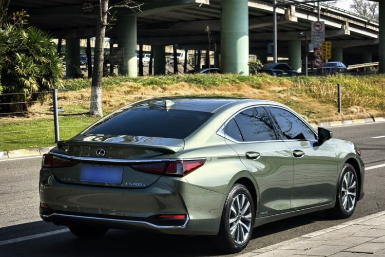 Used Lexus ES 2020 300h Premier Edition
