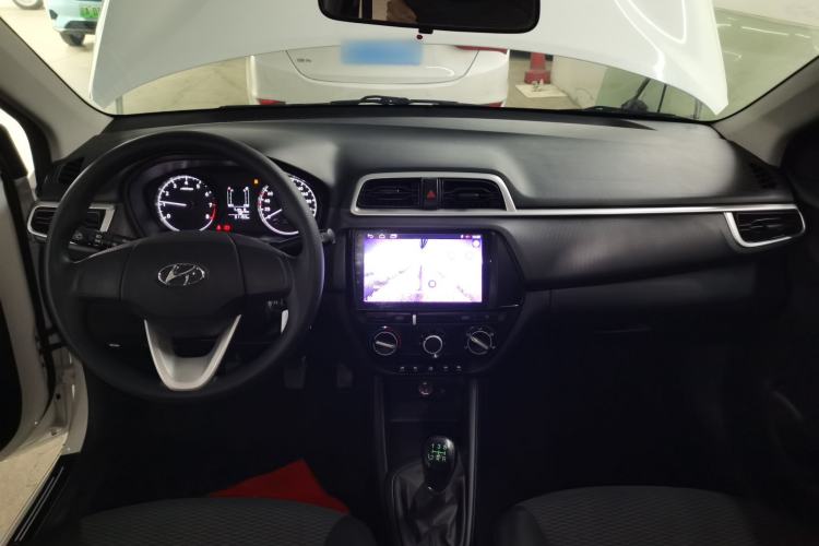 Used Hyundai Verna (older generation) 2020 1.4L Manual GL Refreshed Edition Center Console