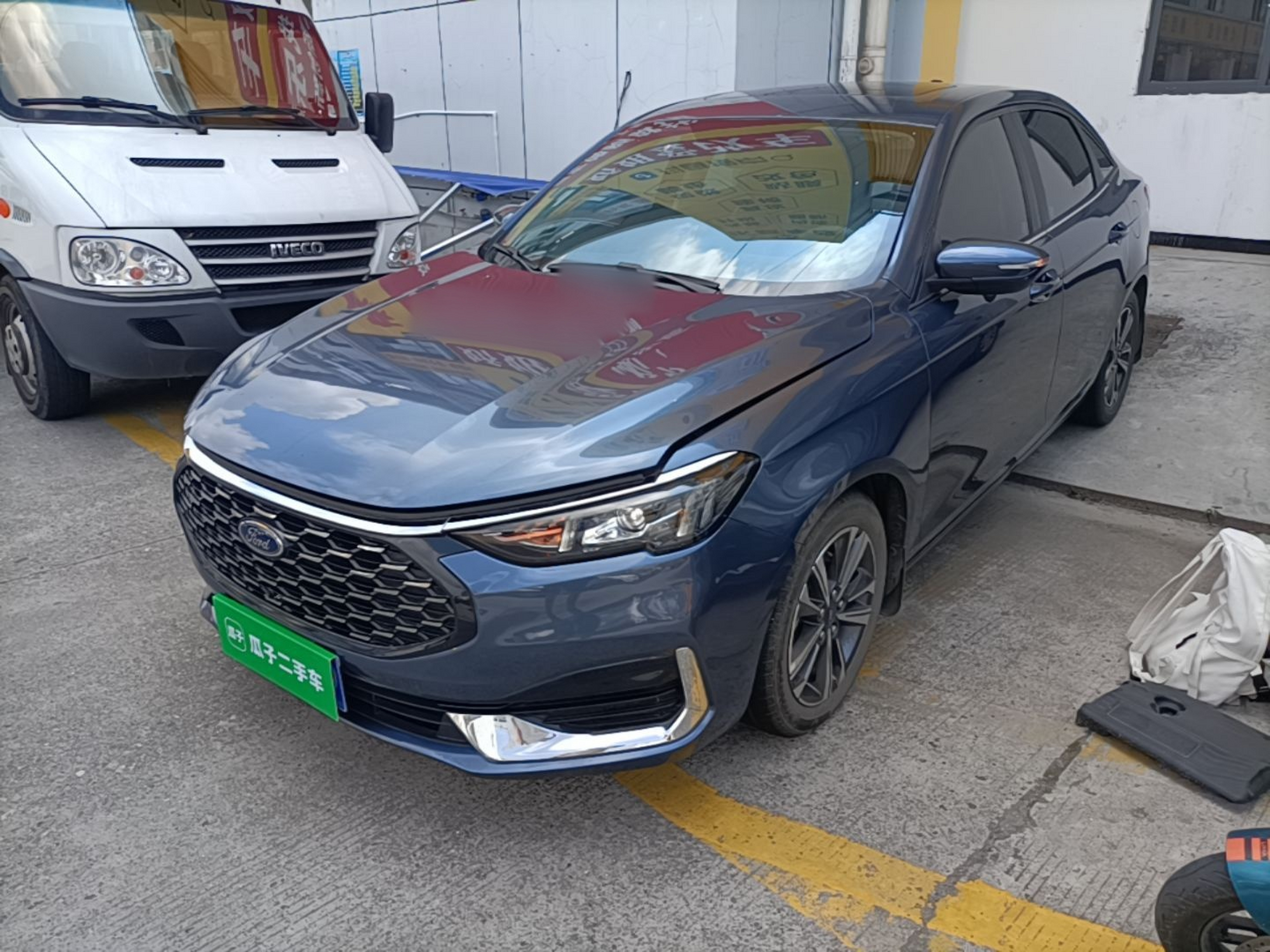Под передней частью автомобиля