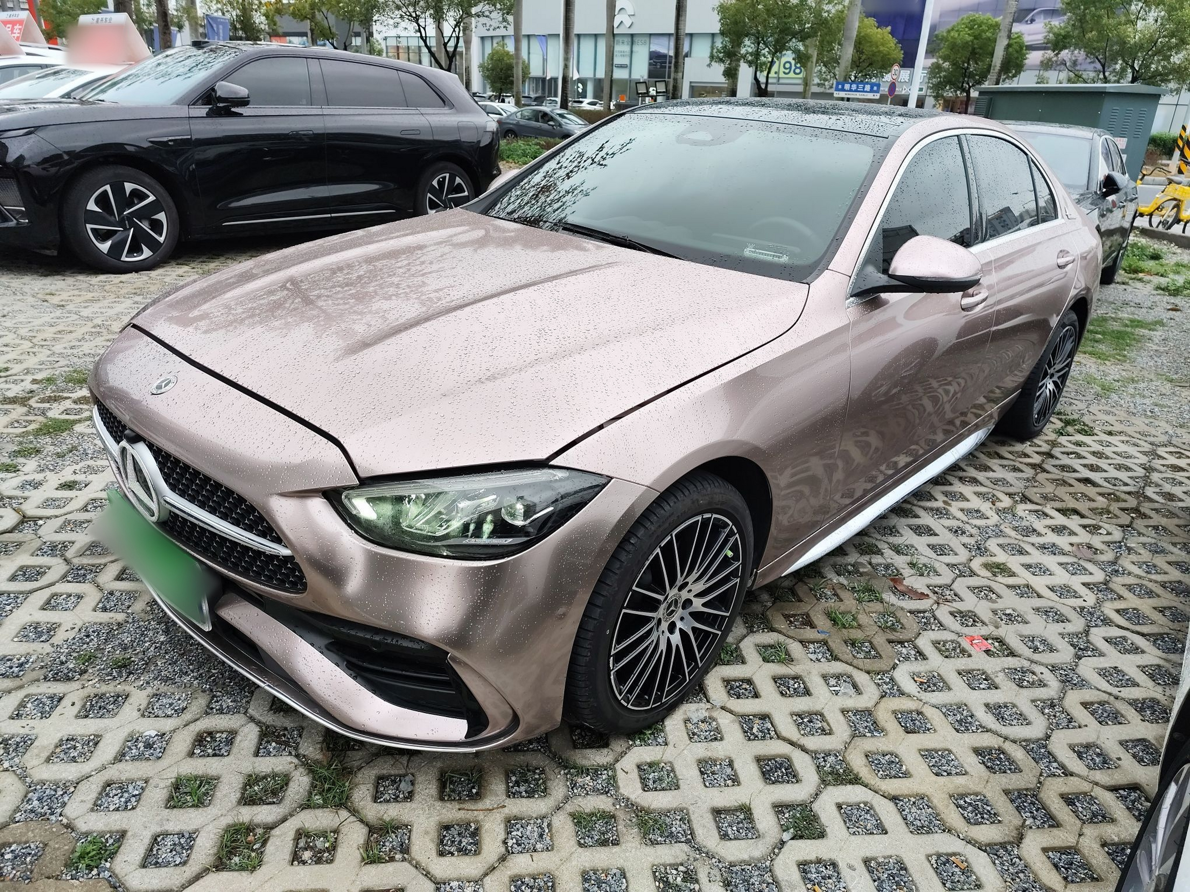 Под передней частью автомобиля