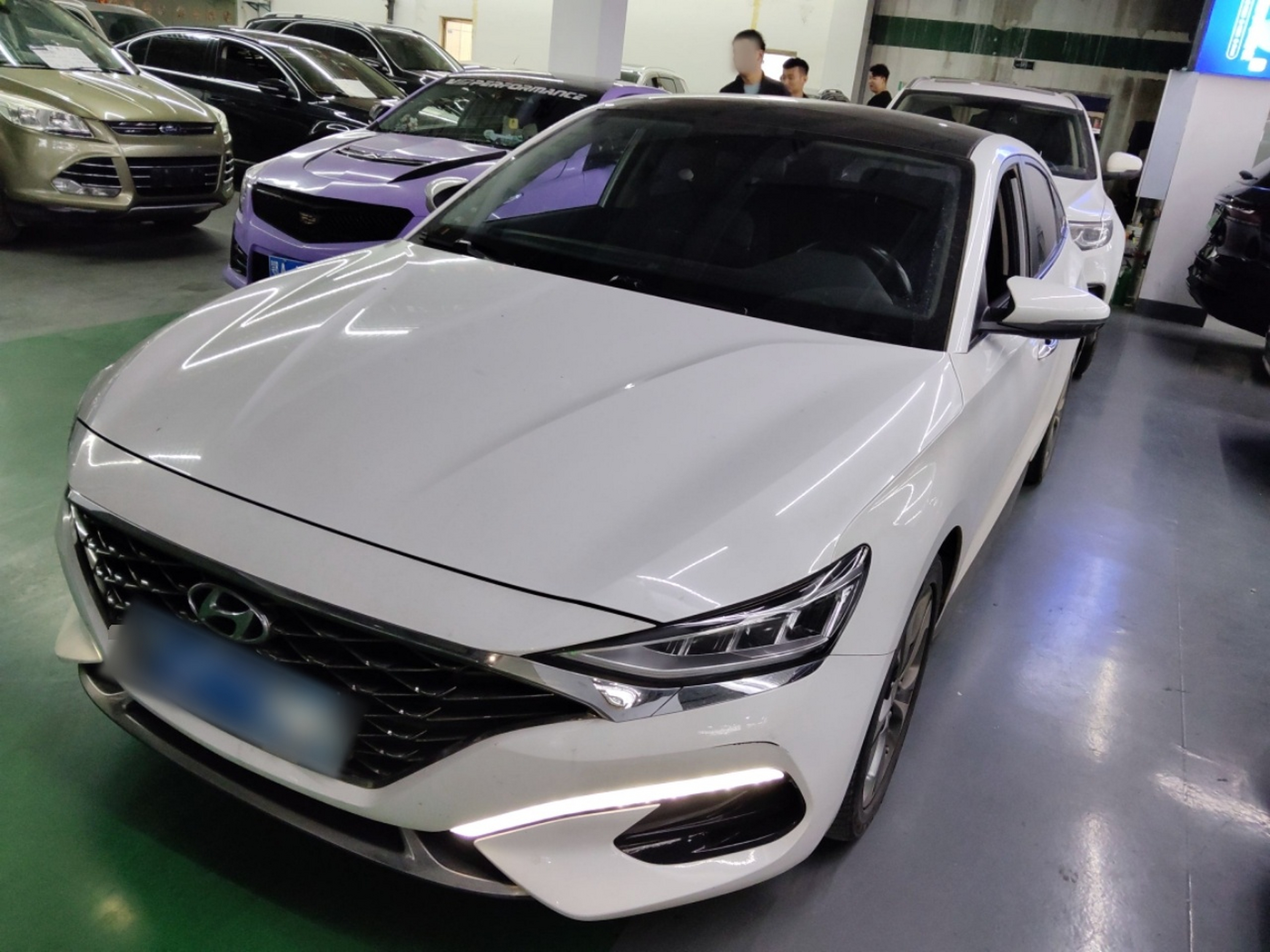 تحت مقدمة السيارة