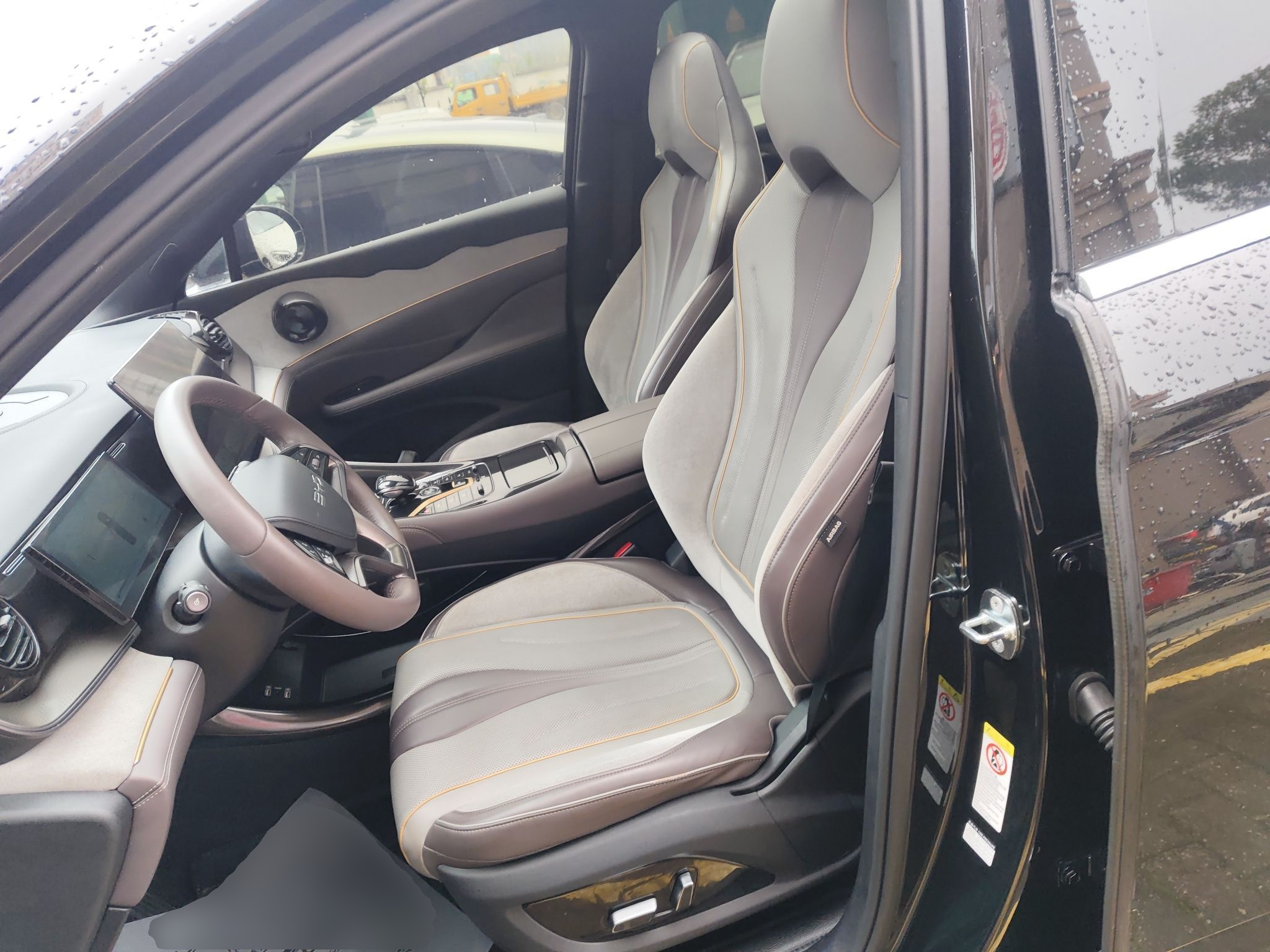 المقاعد الأمامية داخل السيارة