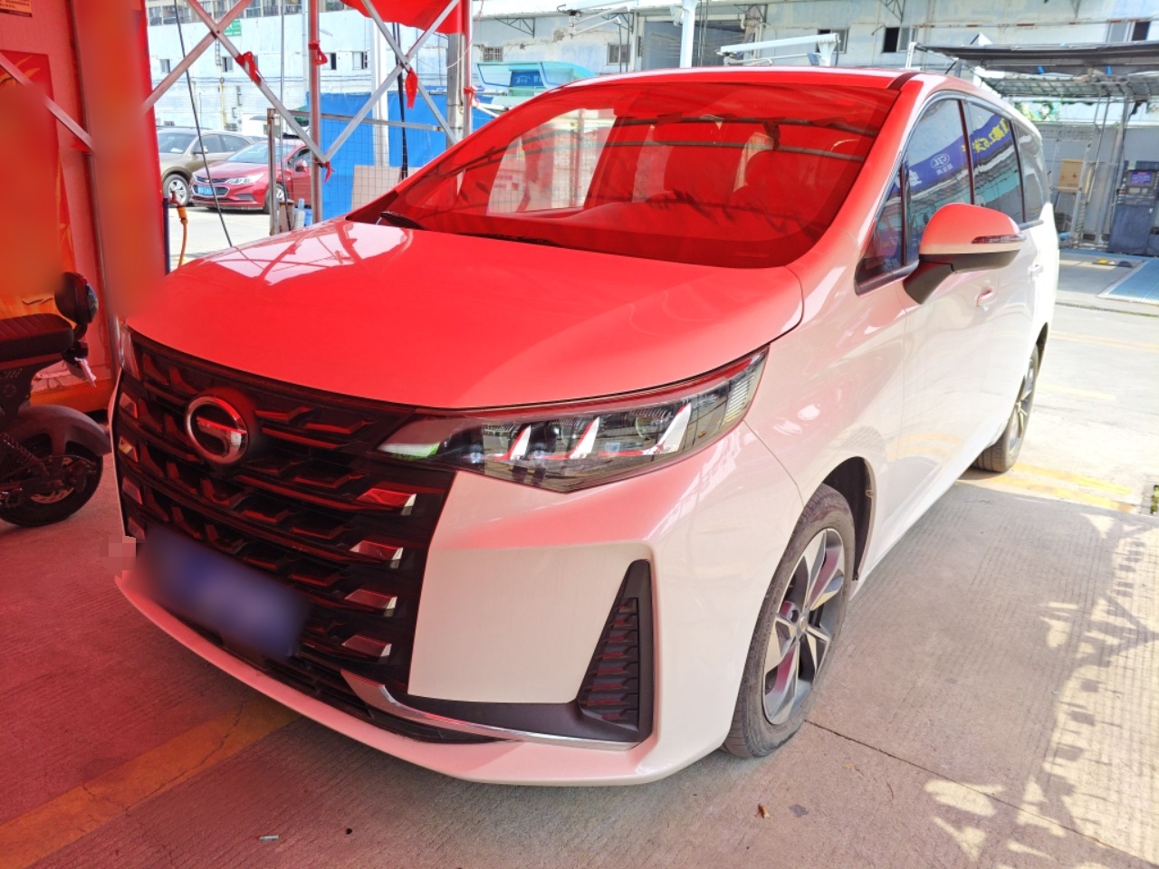 Под передней частью автомобиля