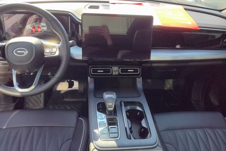 Used GAC Trumpchi GS8 2022 Linghang Series 2.0 TGDI Two-Wheel-Drive Luxury Smart Connectivity Version (7 Seats) Center Console