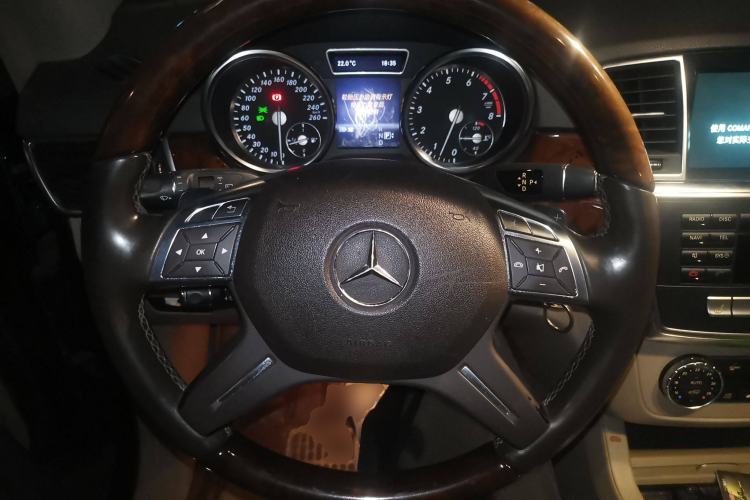 Used Mercedes-Benz M-Class 2012 ML 350 Luxury Edition Steering Wheel