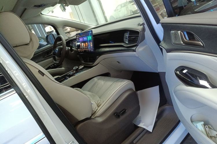 Used Denza D9 2022 DM-i 1040 Prestige Model